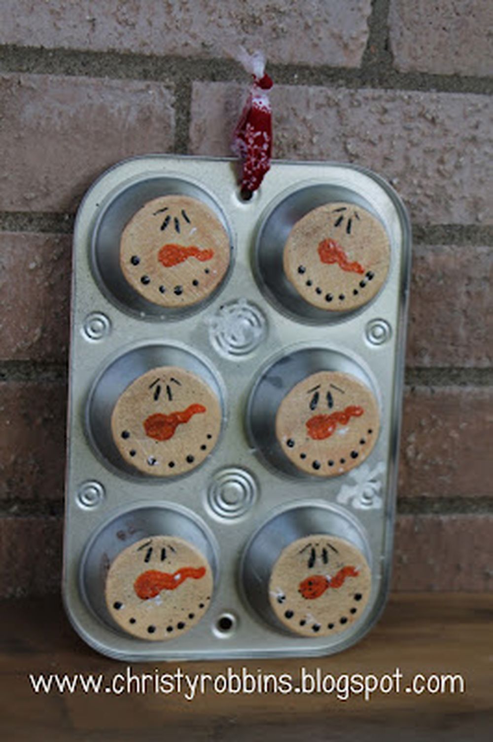 Snowman muffin tin christmas porch decorating ideas 