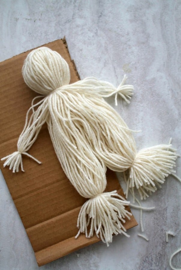 Simple yarn dolls