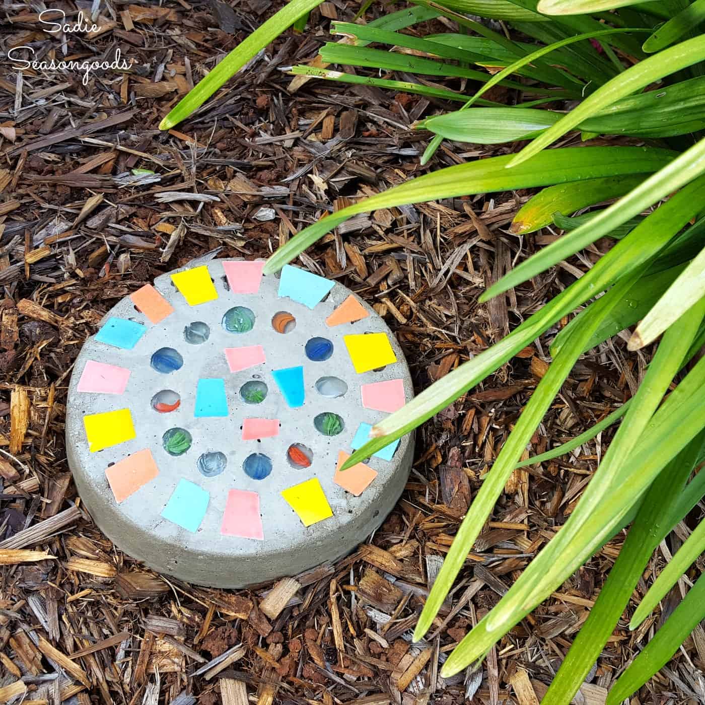 Cake pan stepping stone with a secret keyholder
