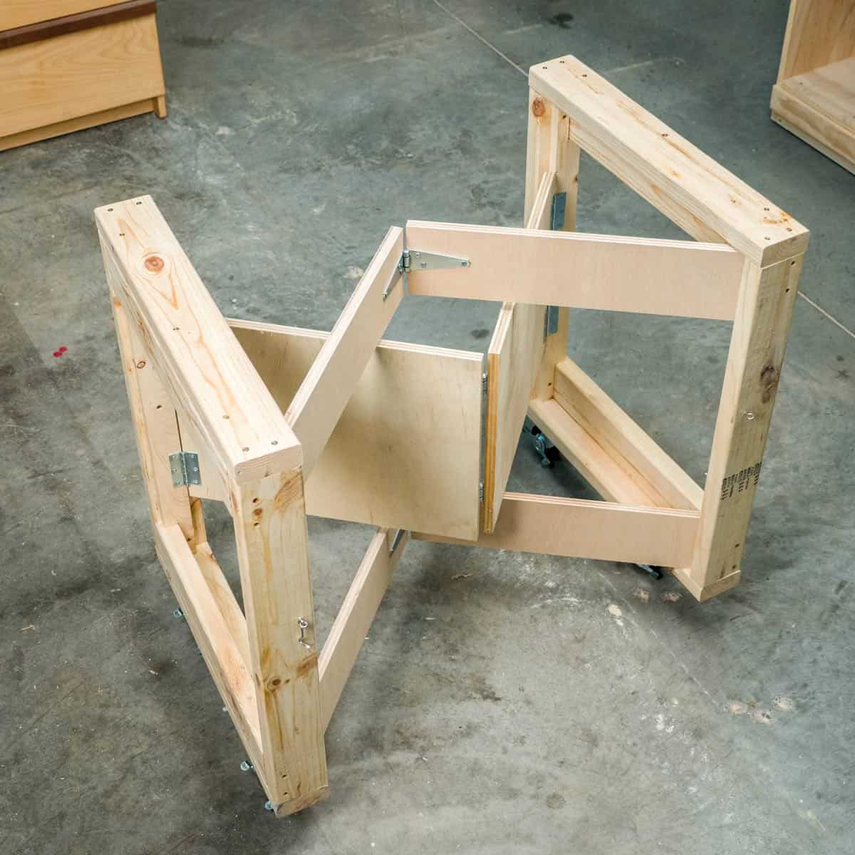 Folding mobile workbench