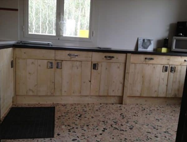 Pallet wood kitchen cupboards