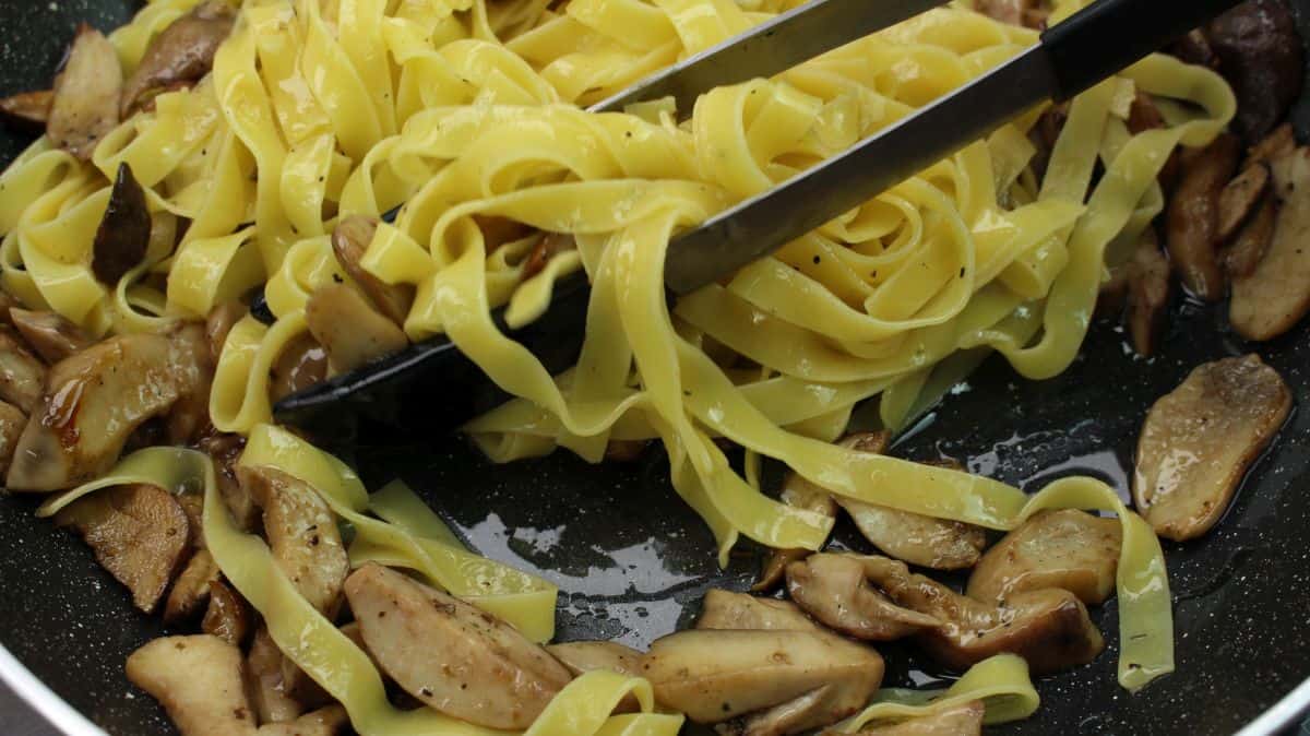 Tagliatelle with porcini mushrooms easy to do recipe