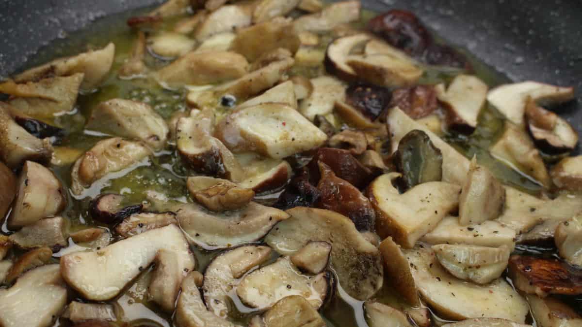 Tagliatelle with porcini mushrooms prepare