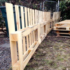 Gated pallet fence with trellises
