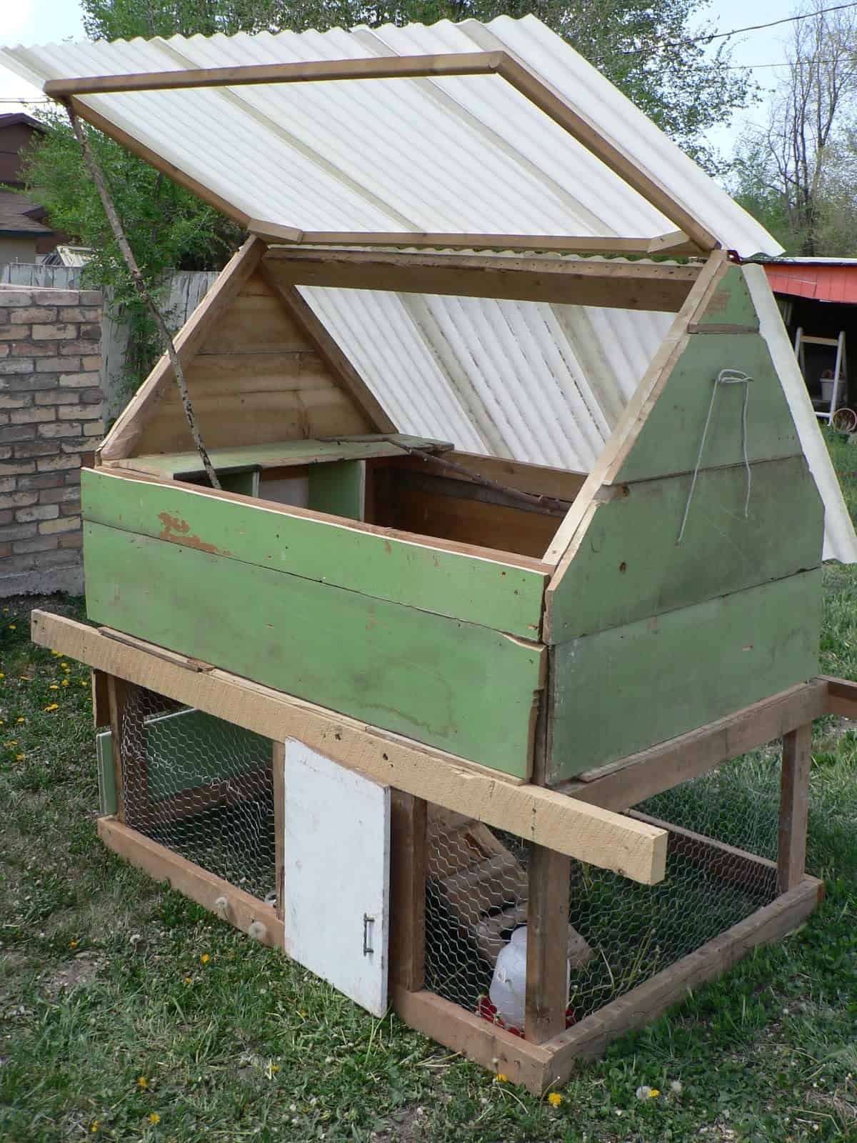 Short chicken coop with a lifting roof