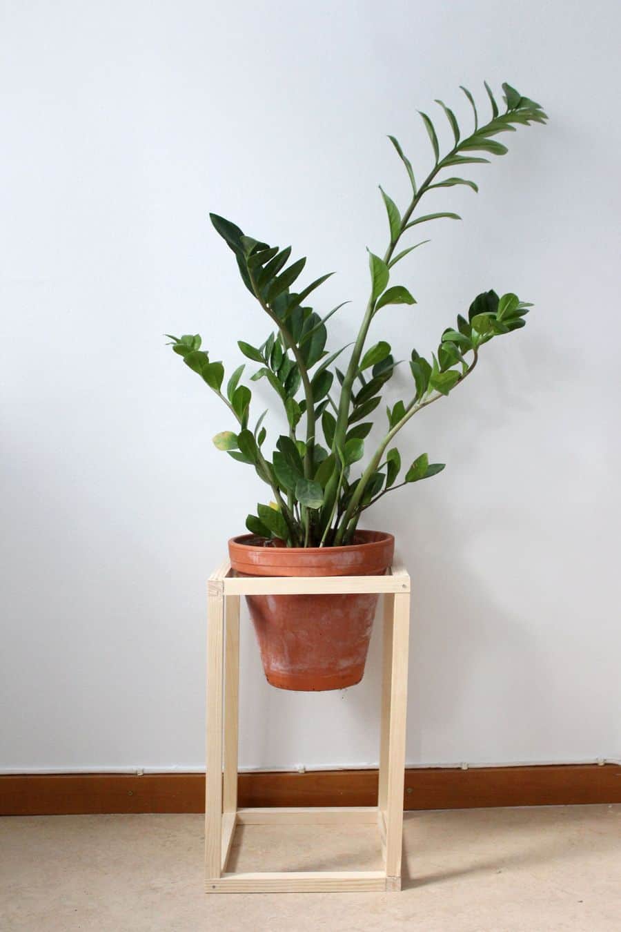 Ultra simple planter pot stand