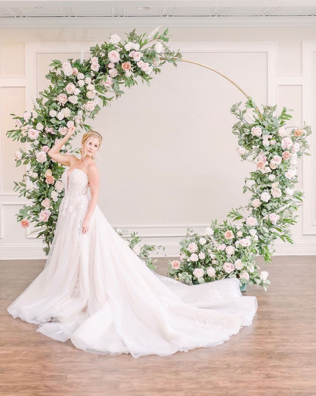 Circle wedding arch