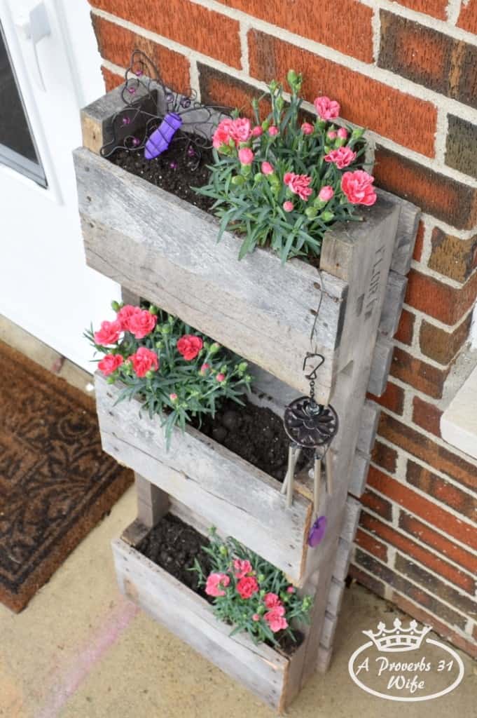 Vertical pallet planter