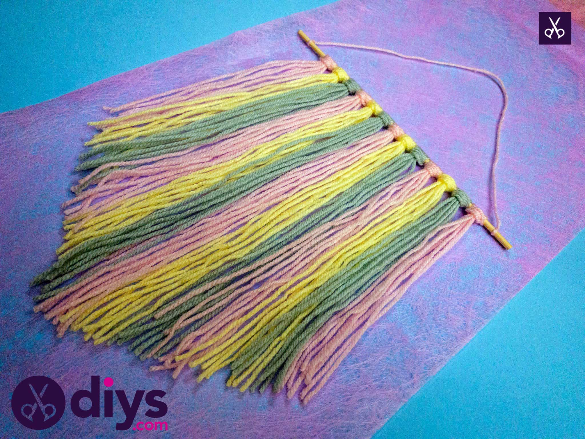 Easy how to make a yarn wall hanging