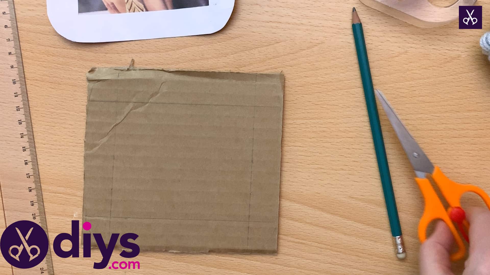 How to make a cardboard photo frame drawing process