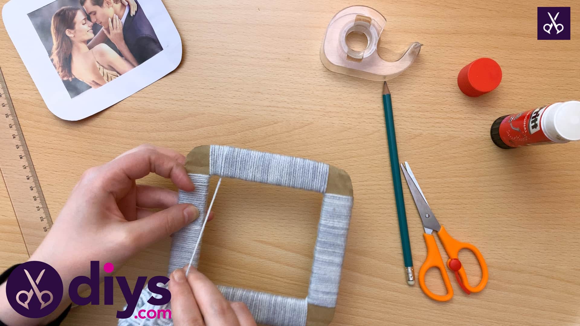 How to make a cardboard photo frame with yarn