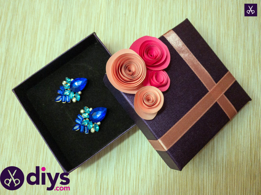 How to make a decorated gift box with ribbon