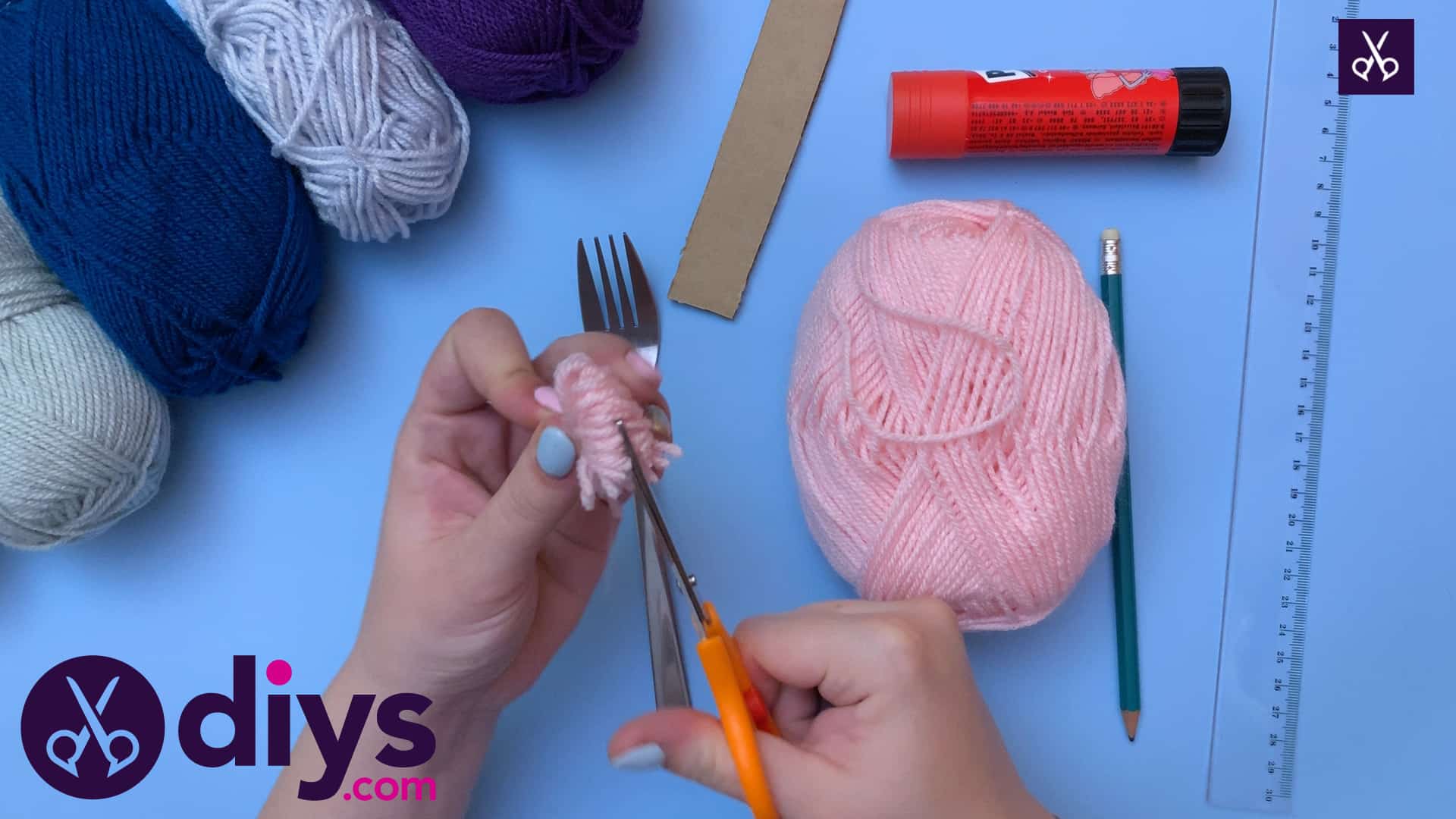 How to make pom pom letters yarn cutting
