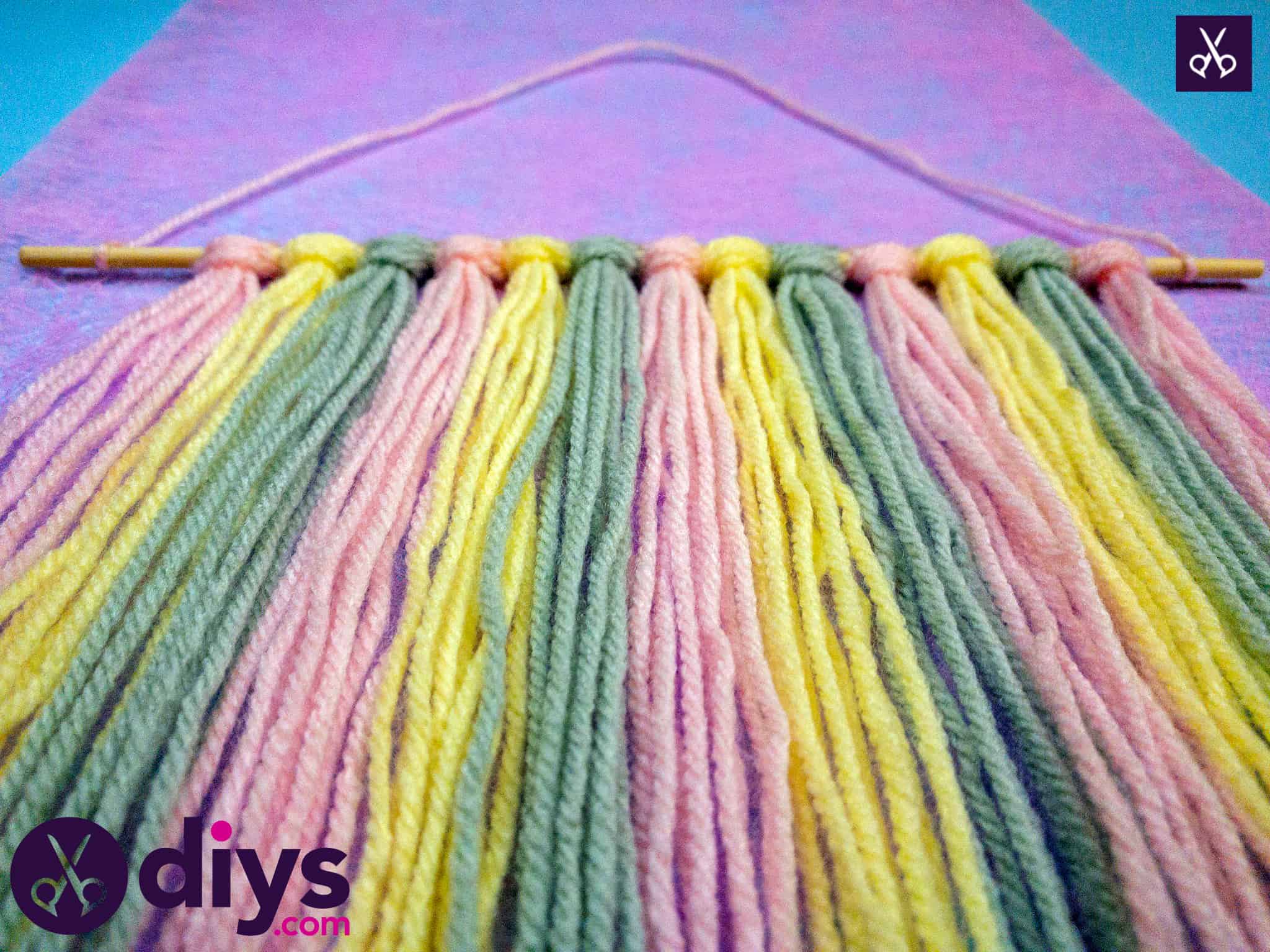 How to make a colorful yarn wall hanging