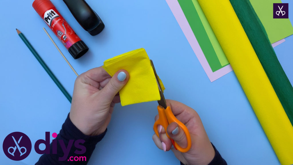 How to make a crepe paper flower dolding and cutting