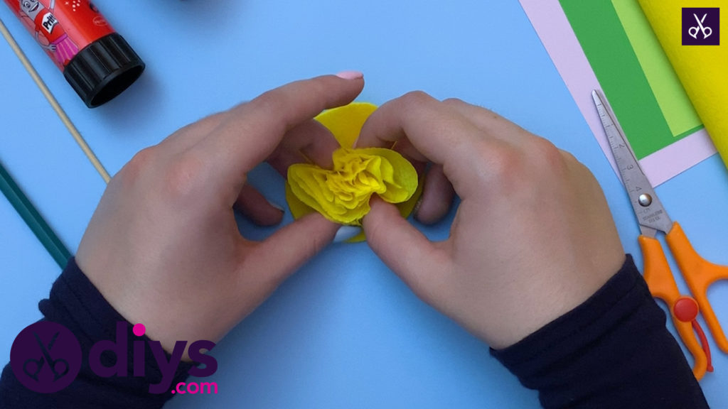How to make a crepe paper flower start from top
