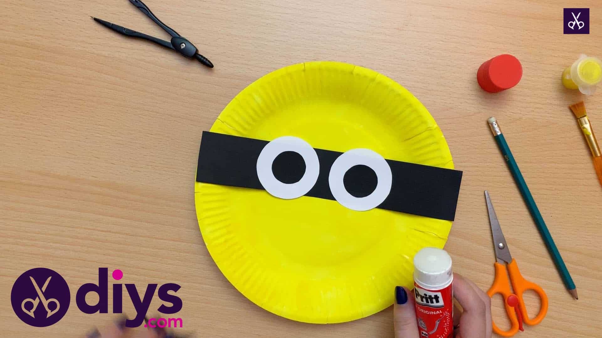 How to make a paper plate minion eye