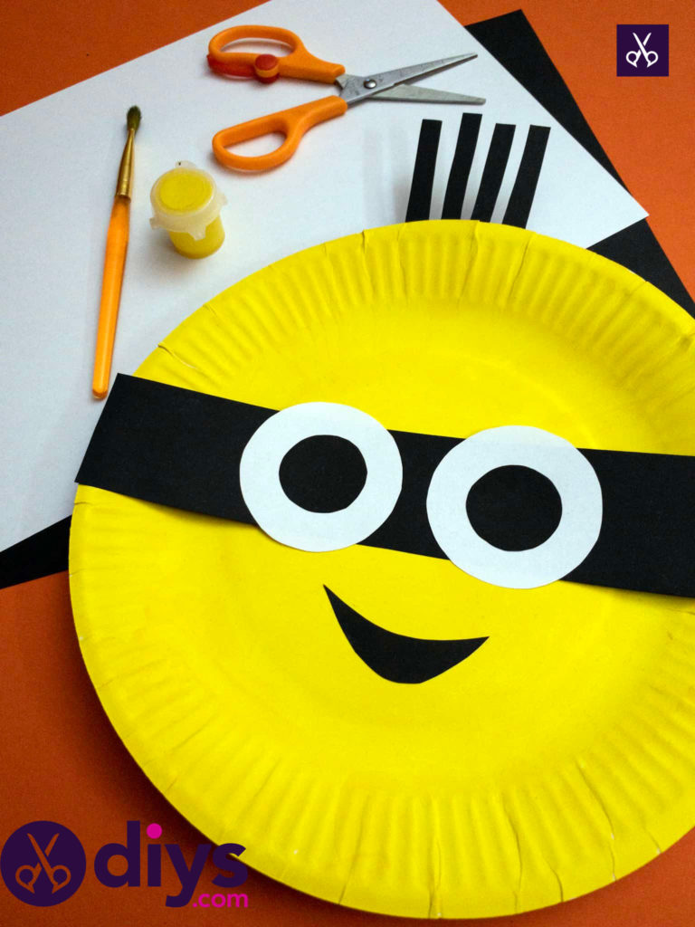 How to make a paper plate minion materials