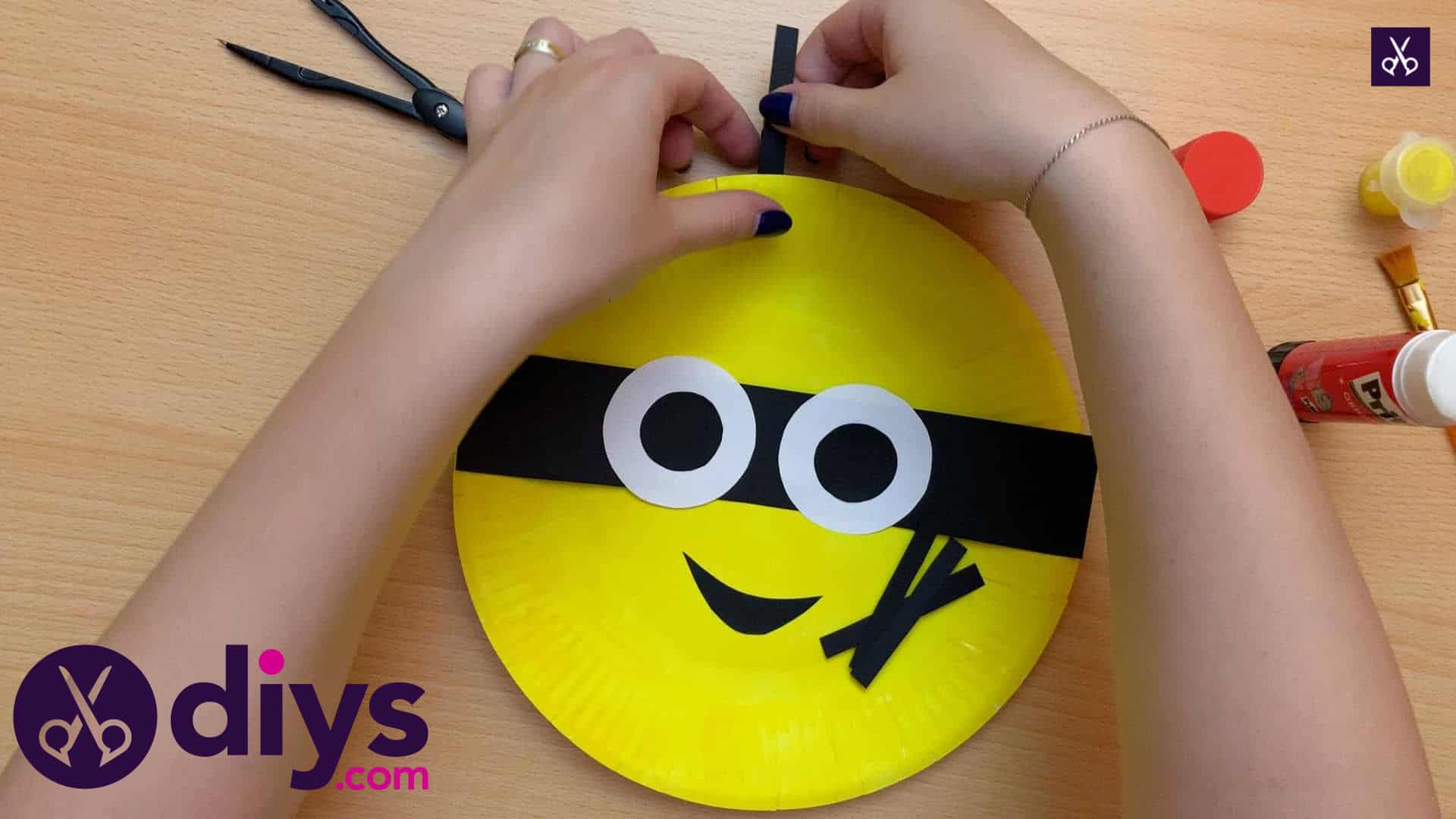 How to make a paper plate minion paint kids craft