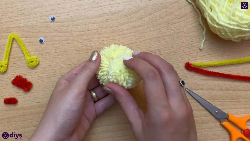 How to make a pom pom chick hang