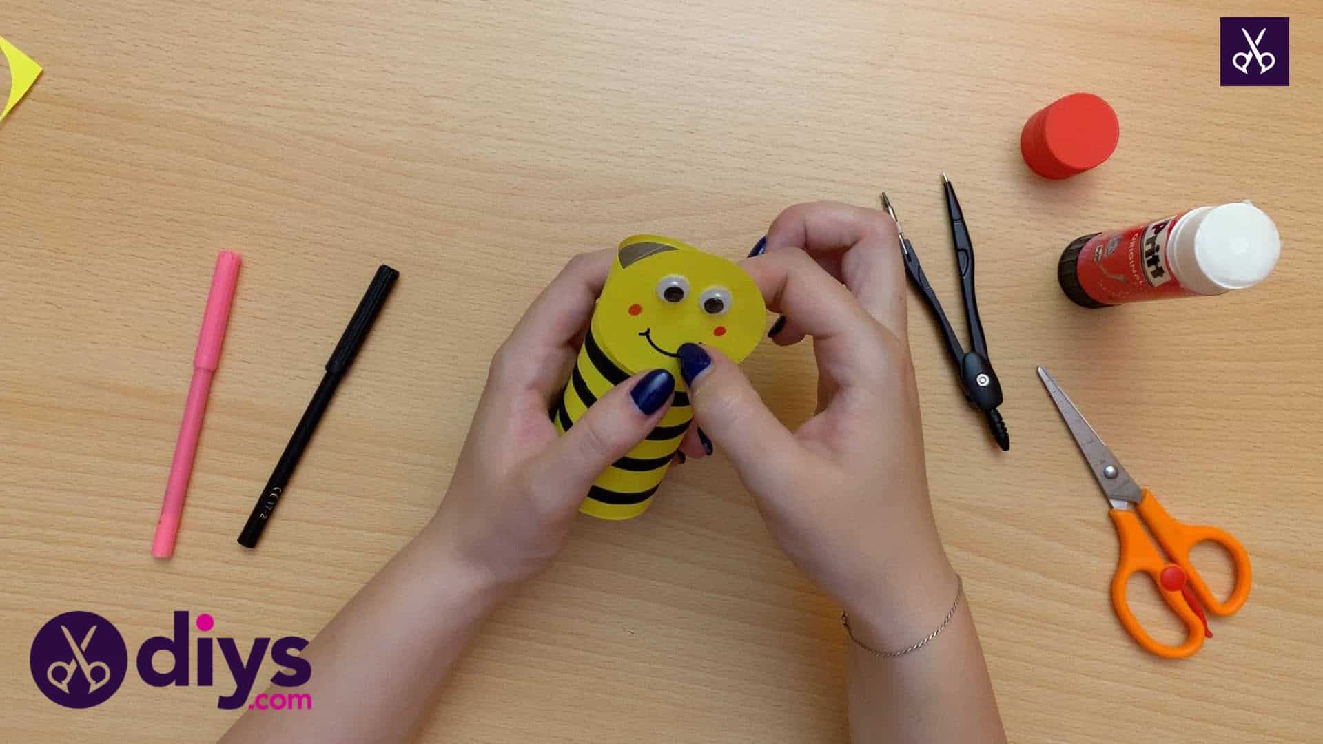 How to make a toilet paper roll bee attach