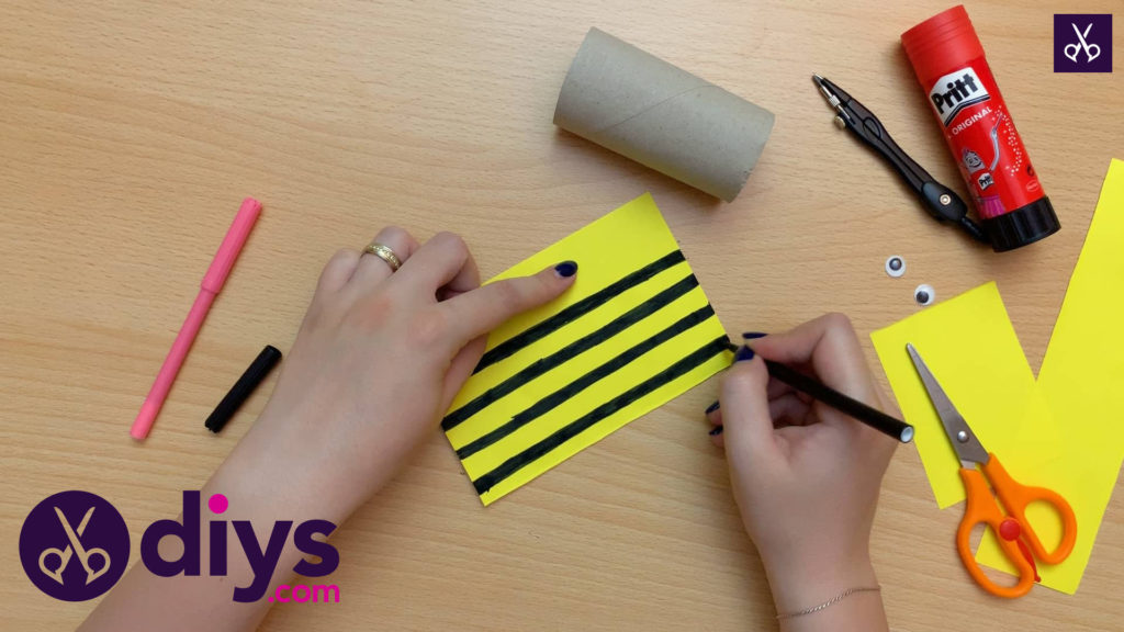 How to make a toilet paper roll bee draw