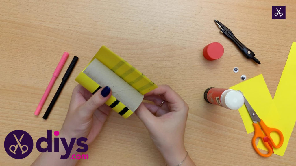 How to make a toilet paper roll bee glue