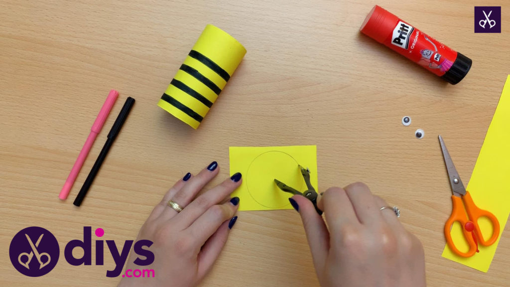 How to make a toilet paper roll bee round circle