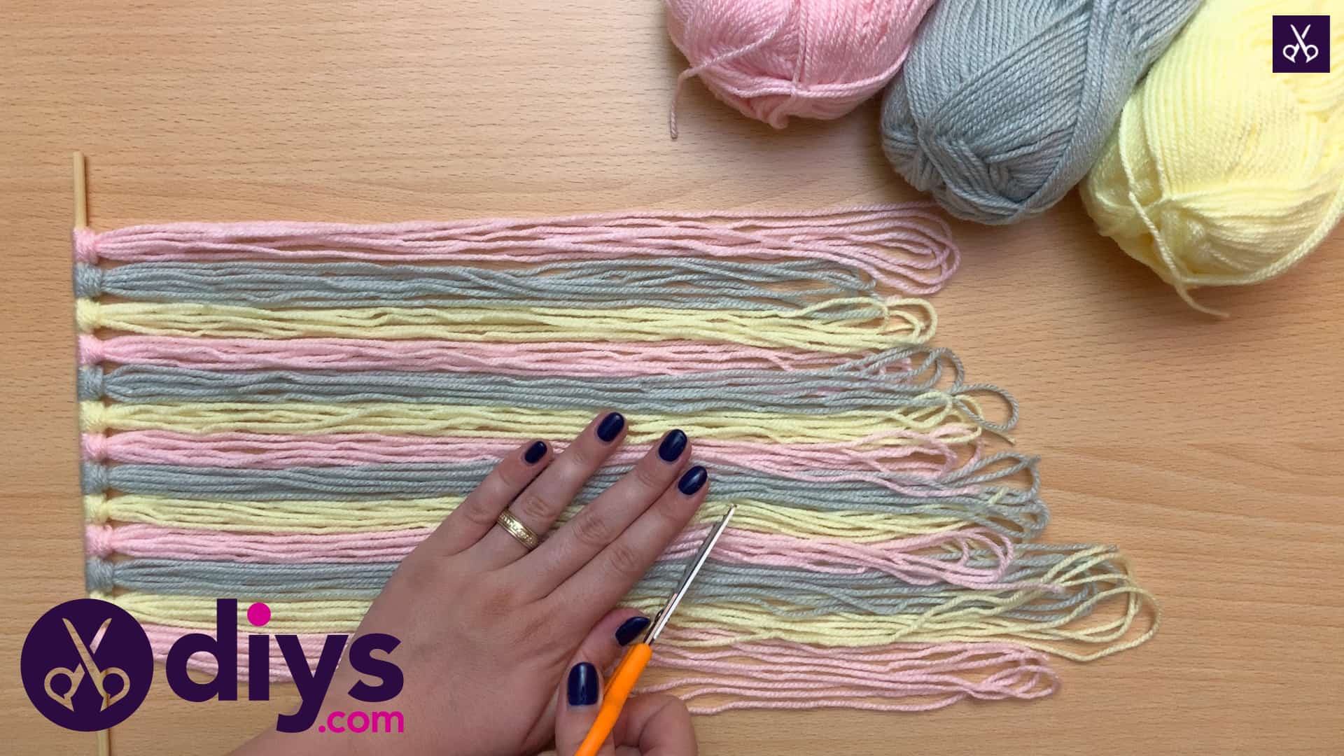 How to make a yarn wall hanging cut