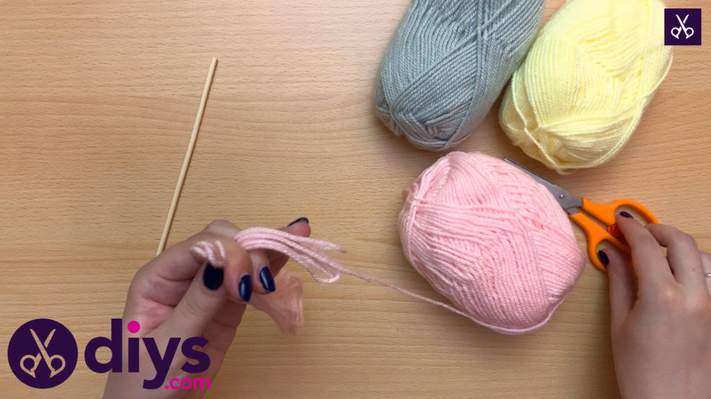 How to make a yarn wall hanging step 2