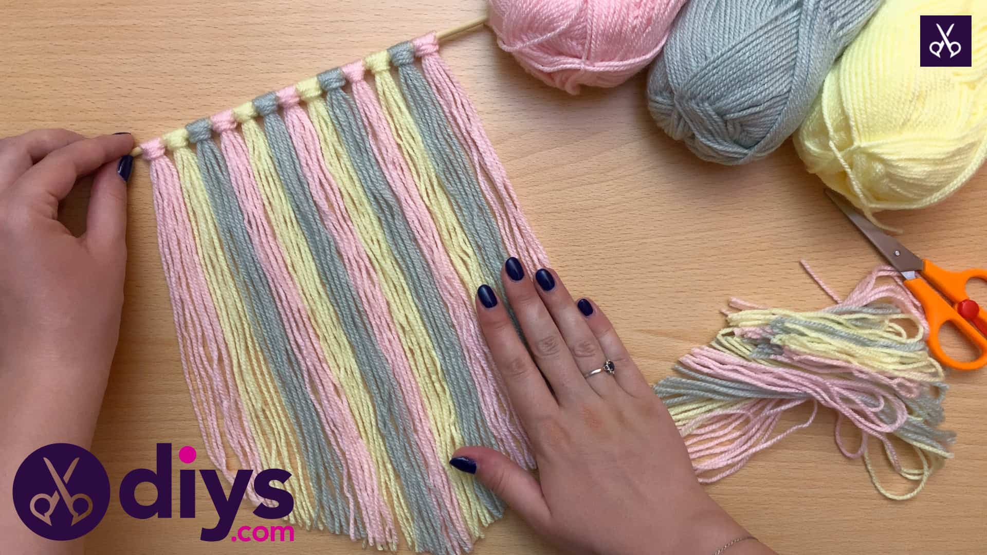 How to make a yarn wall hanging create a colorful look