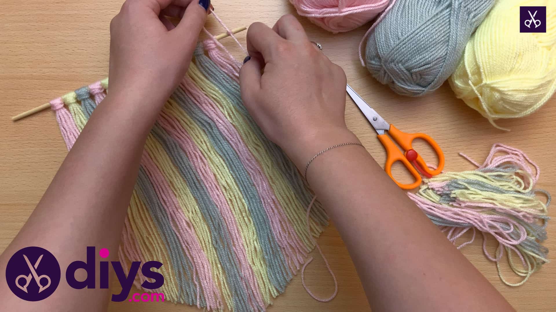 How to make a yarn wall hanging display