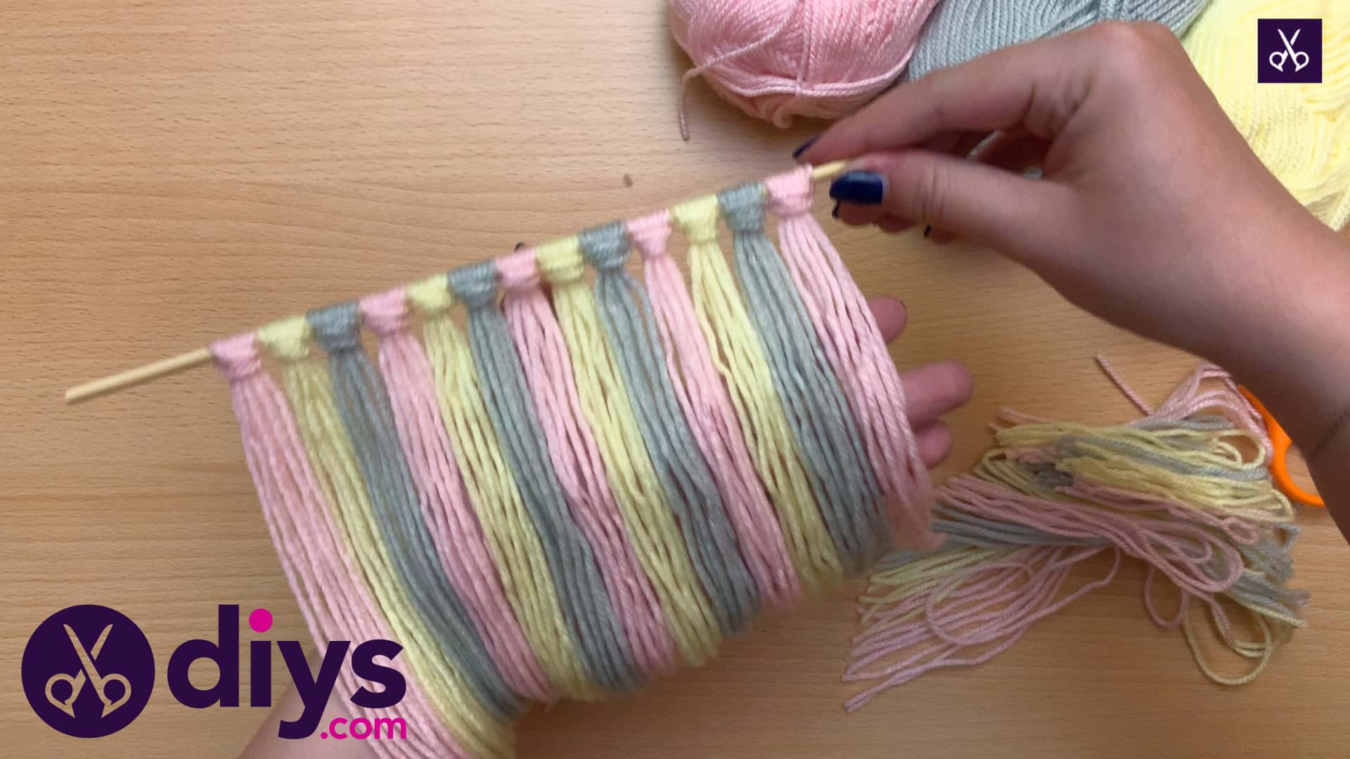 How to make a yarn wall hanging press