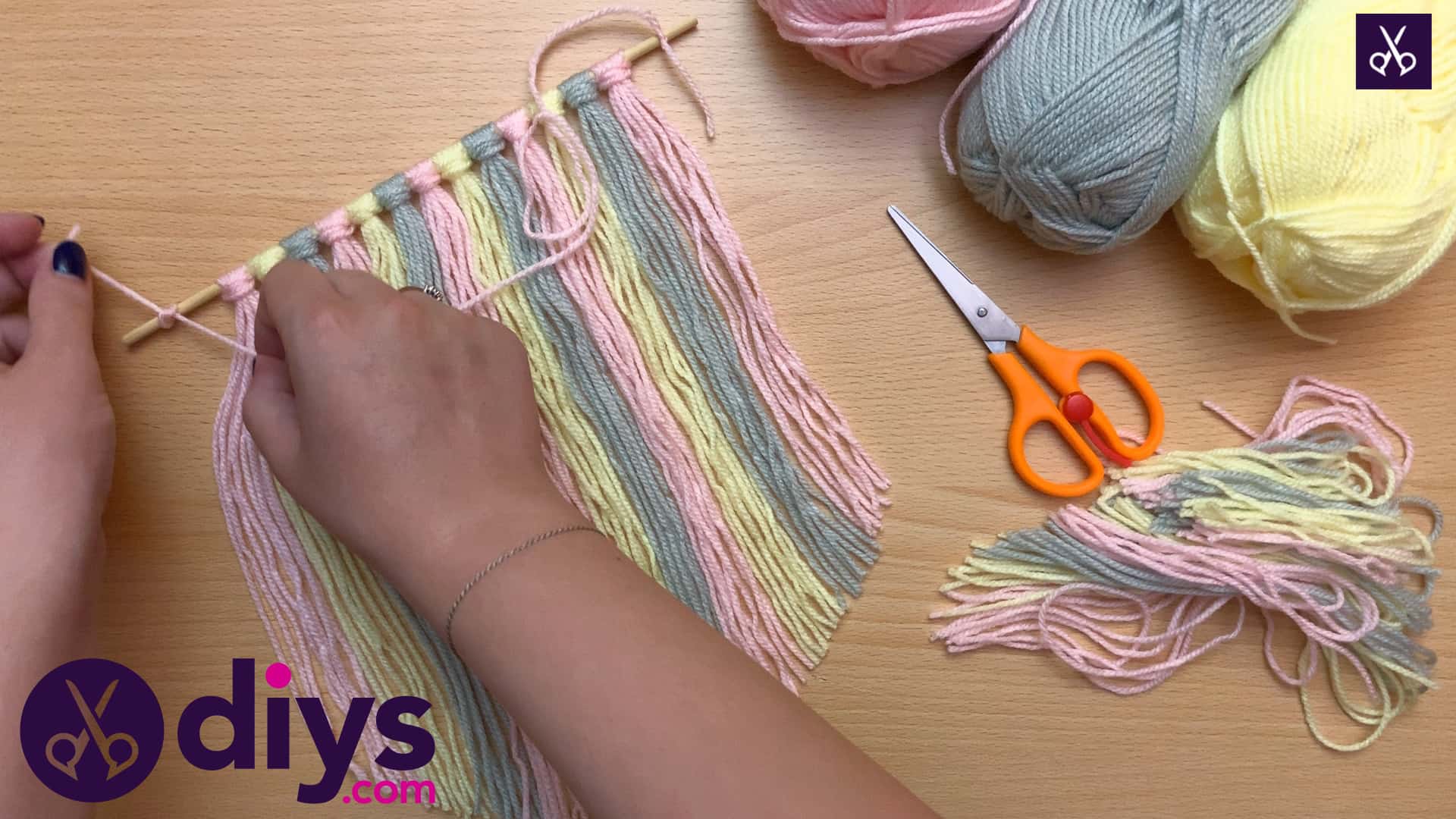How to make a yarn wall hanging technique