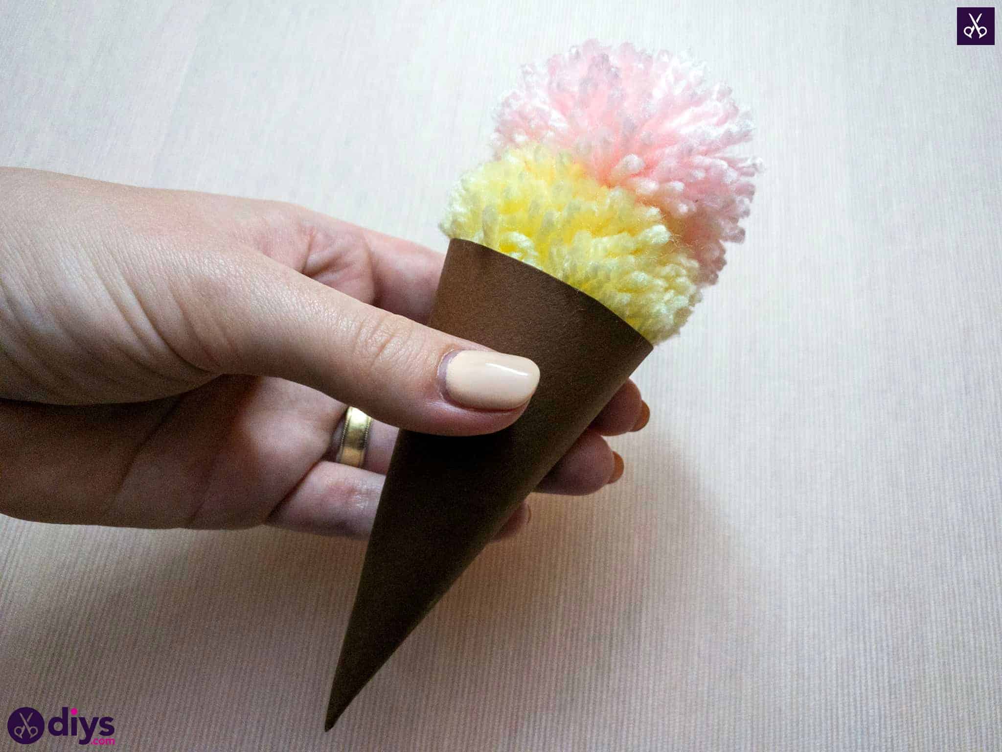 How to make an ice cream pom pom use