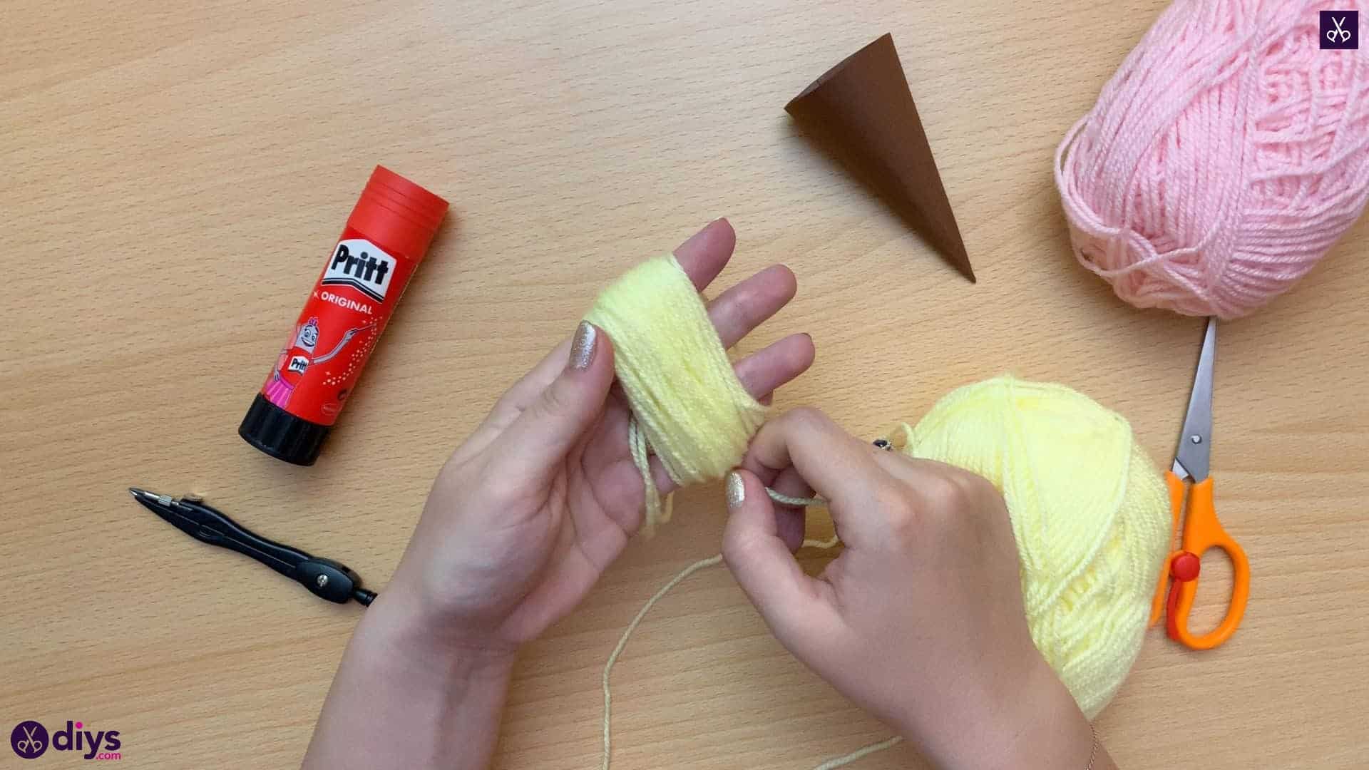 How to make an ice cream pom pom yarn wrapp