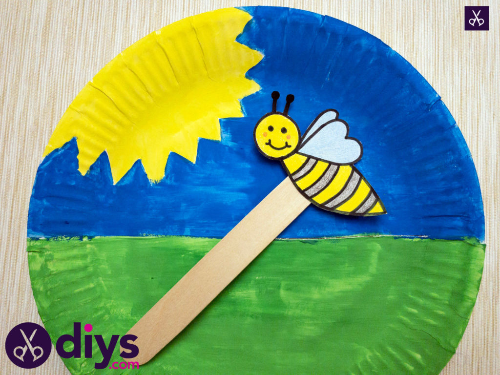 Paper plate bee puppet attach