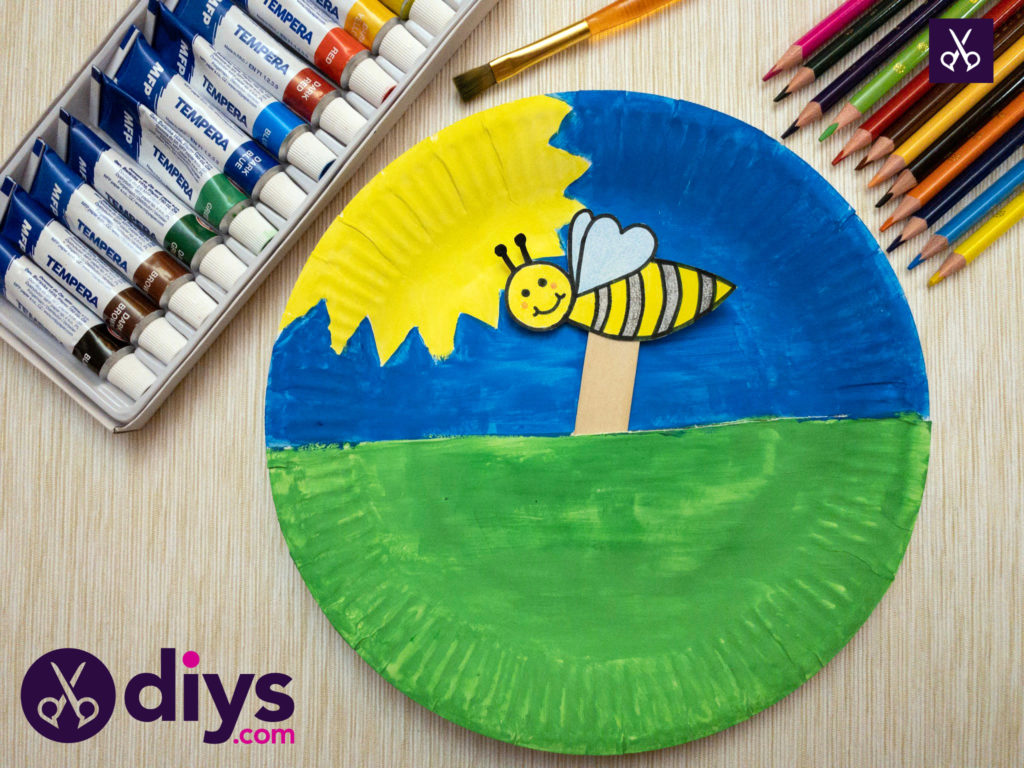 Paper plate bee puppet for kids