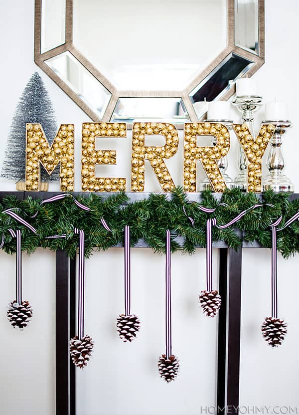 Glass bauble merry sign