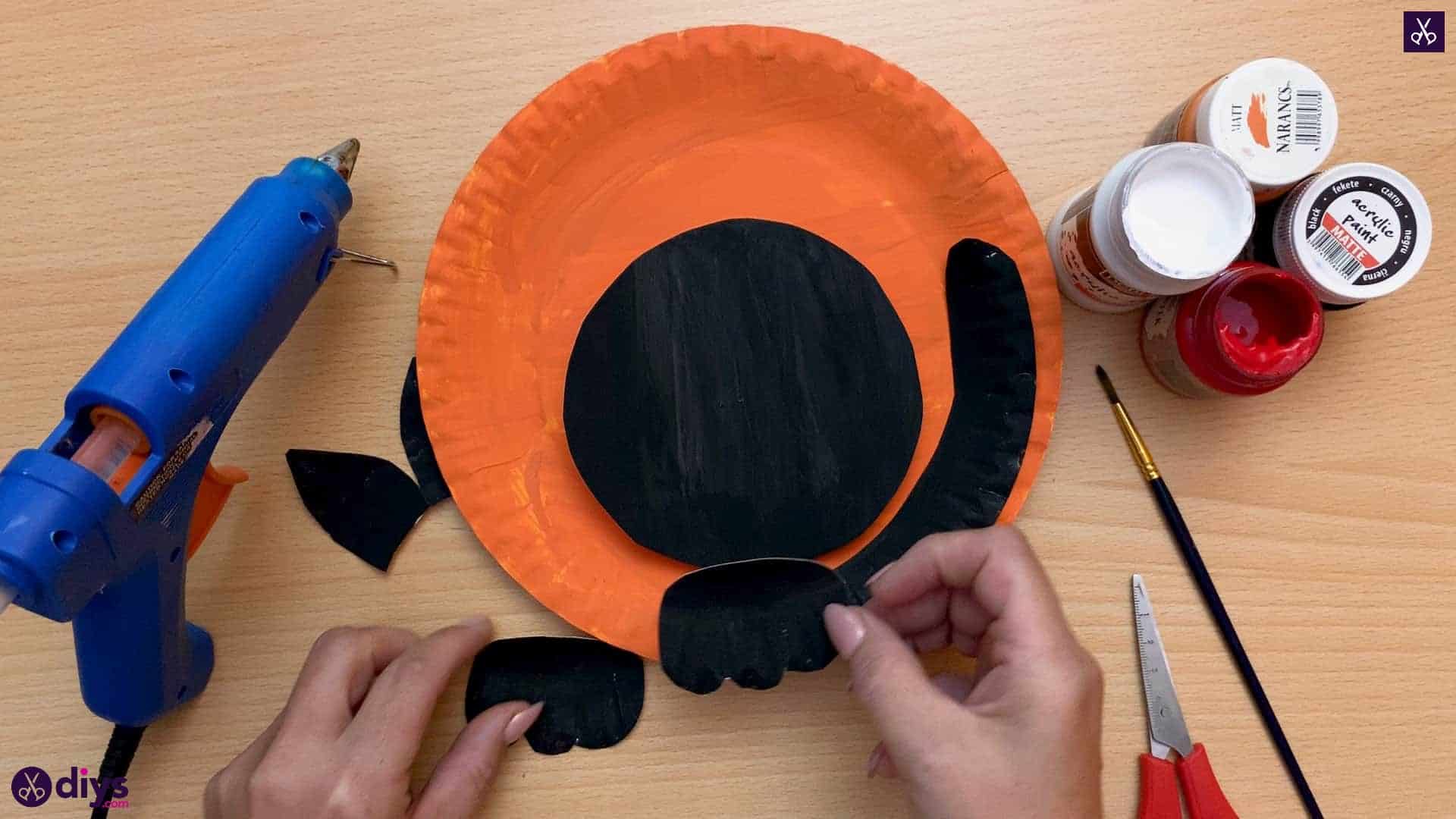 Halloween decor piece from paper plates attach with glue