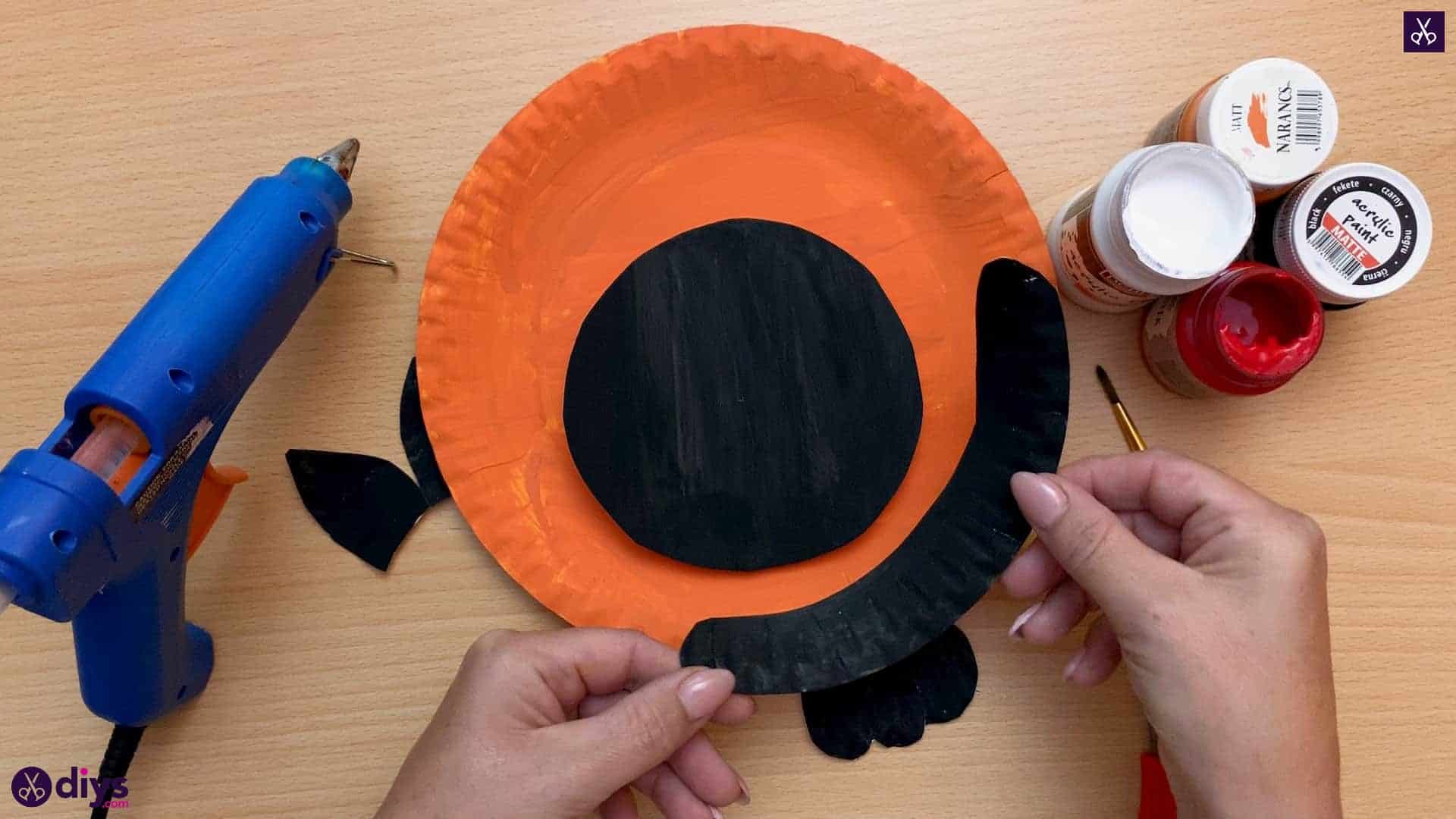 Halloween decor piece from paper plates attach
