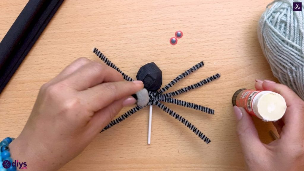How to make lollipop spiders for halloween glue