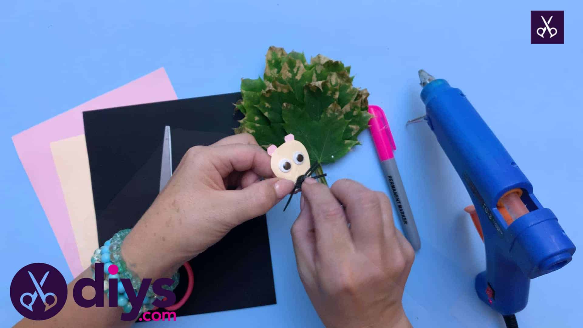 How to make a hedgehog puppet from autumn leaves attach