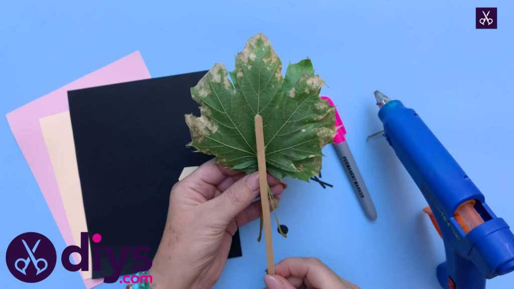 How to make a hedgehog puppet from autumn leaves back