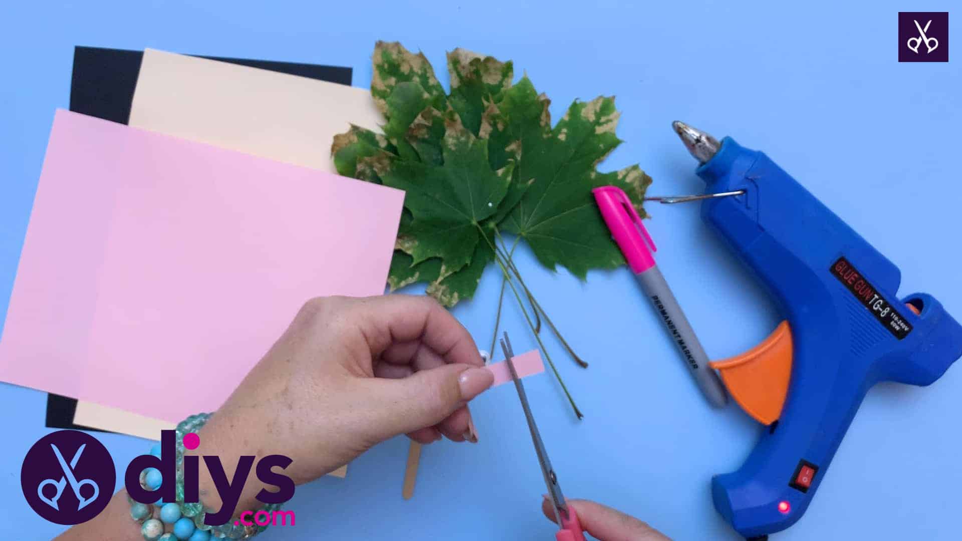 How to make a hedgehog puppet from autumn leaves cutting
