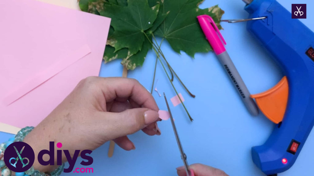 How to make a hedgehog puppet from autumn leaves diy