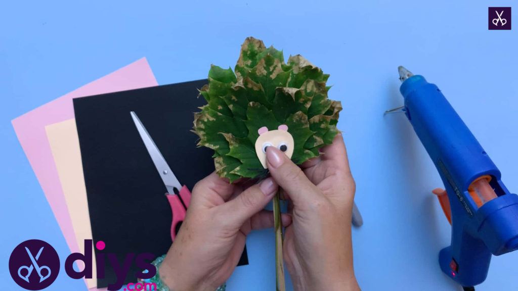 نحوه ساخت عروسک خارپشتی از برگ های پاییز برای بچه ها