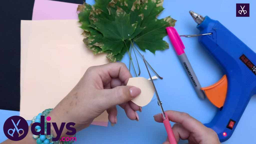 How to make a hedgehog puppet from autumn leaves paper cutting