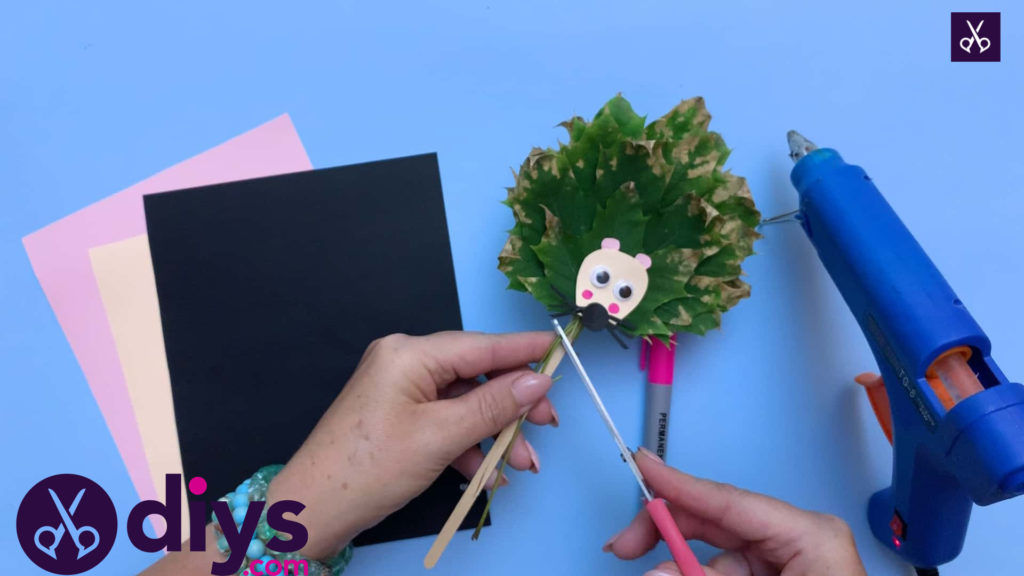 How to make a hedgehog puppet from autumn leaves simple project