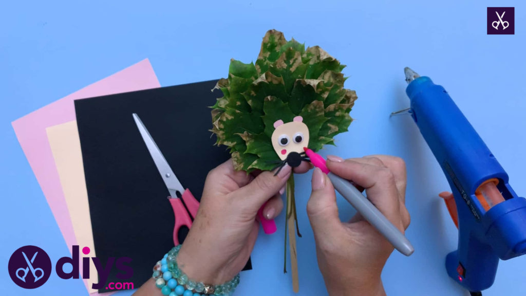How to make a hedgehog puppet from autumn leaves stencil